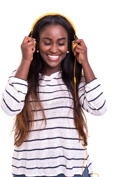Güzel genç Afrikalı kadın beyaz bitti izole müzik dinlemek - Fotoğraf, Görsel