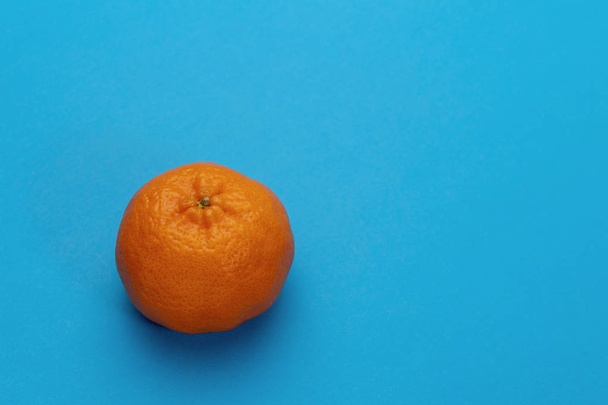 Mandarin, tangerine citrus fruit isolated on blue background - Fotografie, Obrázek