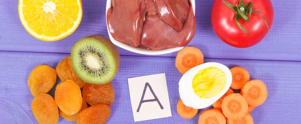 Fegato di pollo con frutta e verdura come fonte di vitamina A, fibre alimentari e minerali naturali, concetto di alimentazione sana
 - Foto, immagini