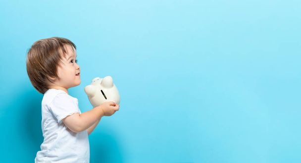 Toddler boy with a piggy bank - Foto, immagini