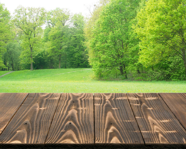 Vyprázdněte dřevo stůl venku v krásné letní den. Rustikální dřevěný stůl venkovní pozadí. Šablona mock-up s deska pro reklamní produkt - Fotografie, Obrázek