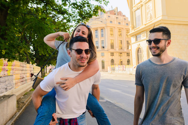 Şehir merkezinde güneşli gün açık havada eğleniyor arkadaş grubu - Fotoğraf, Görsel