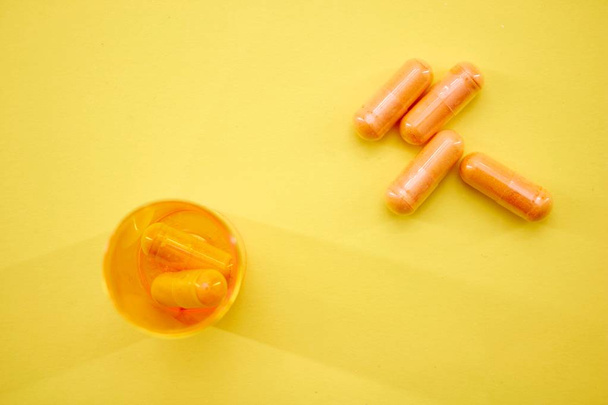 Una foto de estudio de las píldoras médicas recetadas
 - Foto, Imagen
