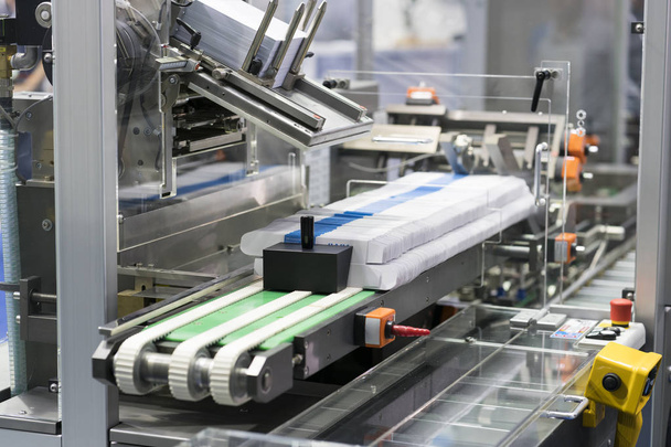 Automata csomagológép műanyag zacskóval és papírdobozzal, nagy sebességű csomagológép élelmiszeripari, csúcstechnológiás gyártási eljáráshoz - Fotó, kép