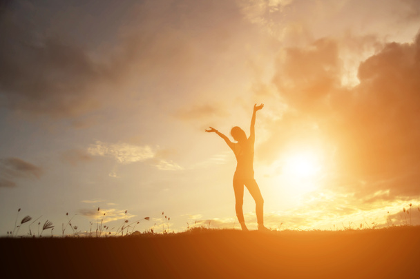 silhouet vrouw sprong met gelukkig - Foto, afbeelding