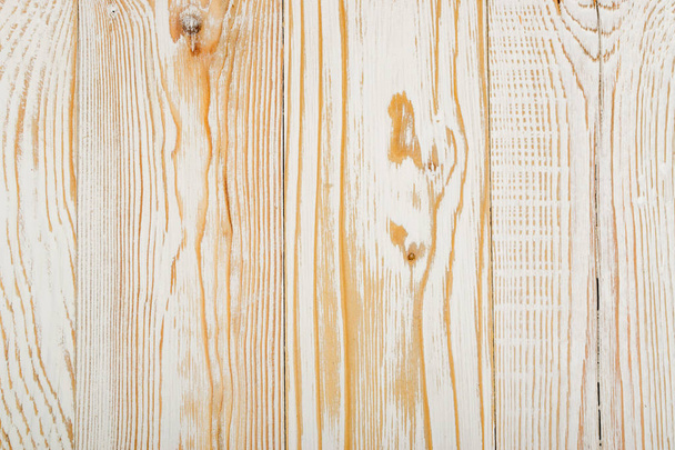 Krásné vintage bílé dřevěné pozadí. Starý malovaný dřevěný stůl povrch. Rustikální stůl světle barevné desky nebo prkna textura s copyspace pro produkt montage - Fotografie, Obrázek
