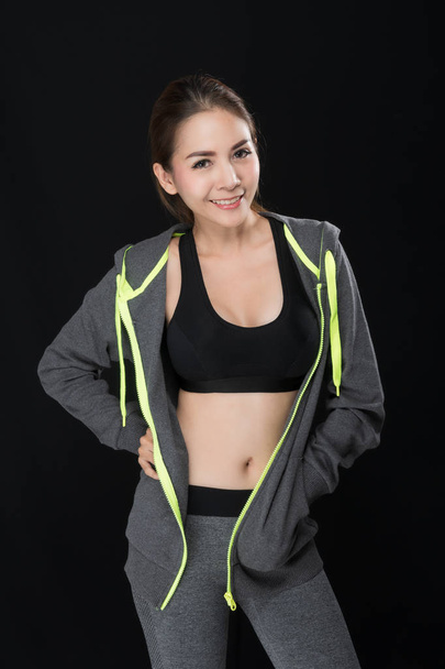 Siyah bir arka plan gri egzersiz kıyafetli Asyalı kız (Yaş 20-30 yıl). - Fotoğraf, Görsel