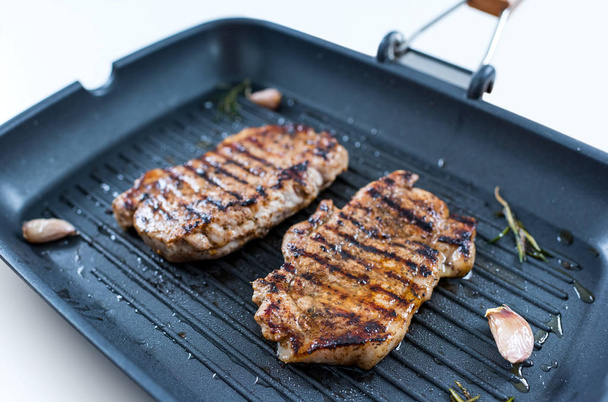 Dvě grilované steaky na grilu Pan. Pohled shora. - Fotografie, Obrázek