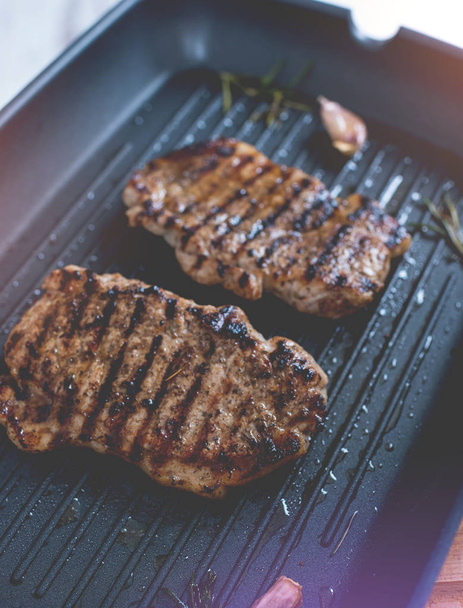 Deux steaks grillés sur une poêle à griller. Vue du dessus
. - Photo, image