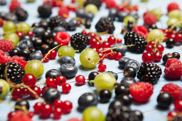 Erilaisia tuoreita kesämarjoja. Huippunäkymä. Marjat sekoittavat hedelmien väri ruoka jälkiruokaa.Antioksidantit, detox ruokavalio, orgaaniset hedelmät
. - Valokuva, kuva