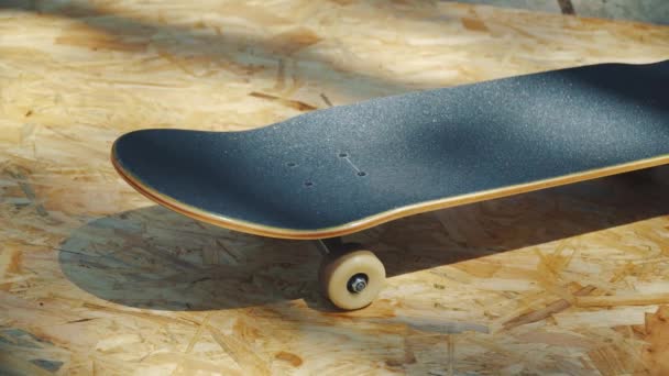 skate com rodas brancas em um fundo de madeira em um parque de skate
 - Filmagem, Vídeo