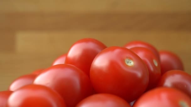 rode cherry tomaten op een plaat draaien. - Video