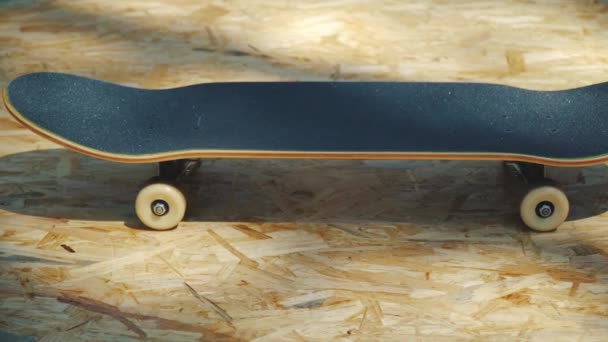 skateboard s bílými koly na dřevěné pozadí v skatepark - Záběry, video