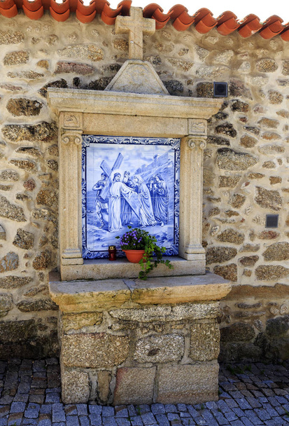 Pohled na ulici kaple zdobí tradiční portugalské dlaždice v Caria, Castelo Branco, Portugalsko - Fotografie, Obrázek
