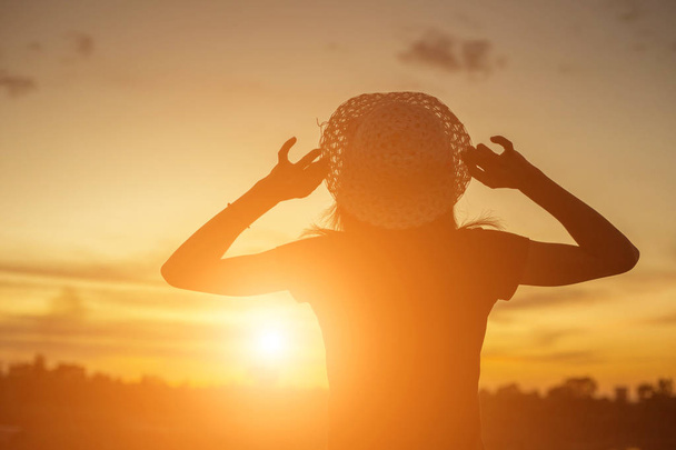 Silhouette de femme priant sur un beau fond de ciel - Photo, image