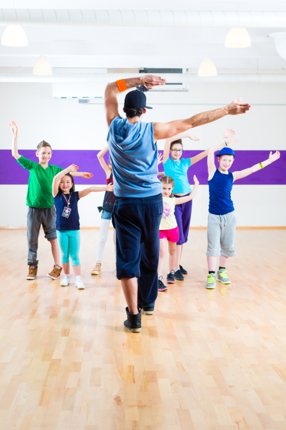 Dans öğretmeni veren çocuklar fitness dersi - Fotoğraf, Görsel