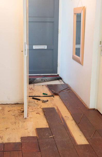 Bir evde bir katı ahşap zemin kesiliyor - Fotoğraf, Görsel