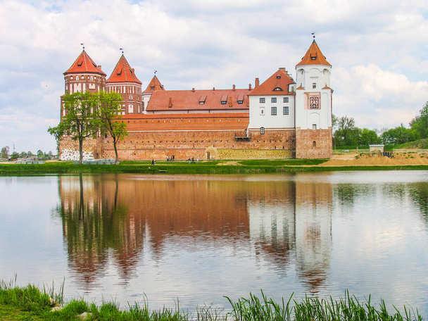 Mir, Wit-Rusland. Kasteel complexe Mir op zonnige dag met blauwe hemel achtergrond. Oude middeleeuwse torens en muren van traditionele fort uit de unesco-werelderfgoedlijst - Foto, afbeelding