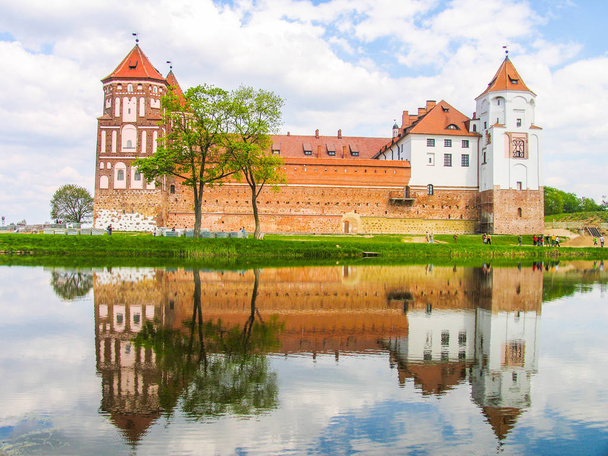 Mir, Wit-Rusland. Kasteel complexe Mir op zonnige dag met blauwe hemel achtergrond. Oude middeleeuwse torens en muren van traditionele fort uit de unesco-werelderfgoedlijst - Foto, afbeelding