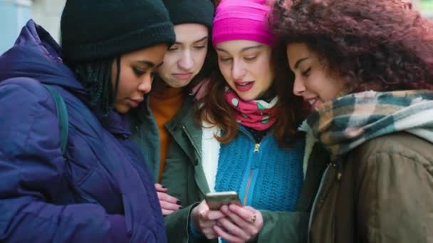 vier jonge vrouwen multi-etnische outdoor met behulp van smart phone outdoor-glimlachen, sociaal netwerk, communicatie concept - Video