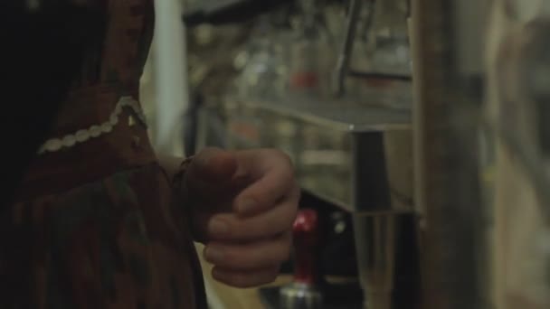 Barista στην καφετέρια - Πλάνα, βίντεο