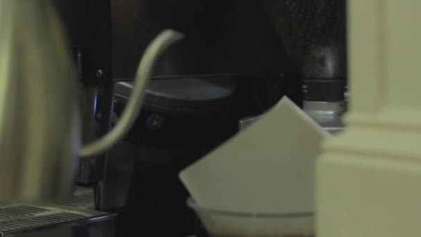 Kahvia keitetään Chemexissä
 - Materiaali, video