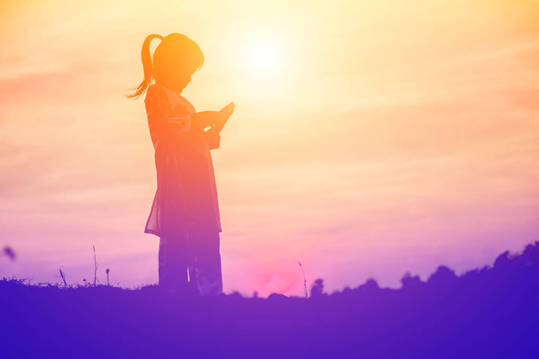 Kindersilhouette, Momente der Freude des Kindes. am Sonnenuntergang der Natur - Foto, Bild