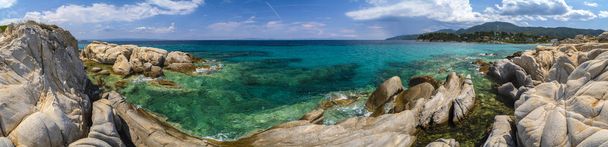 Nádherné panorama se Středozemním mořem v Řecku. krystal a barevná voda, skály, vegetace, beac - Fotografie, Obrázek