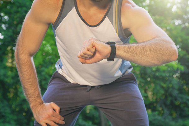 Αστική jogger κοιτάζοντας το ρολόι του μετά την άσκηση - Φωτογραφία, εικόνα