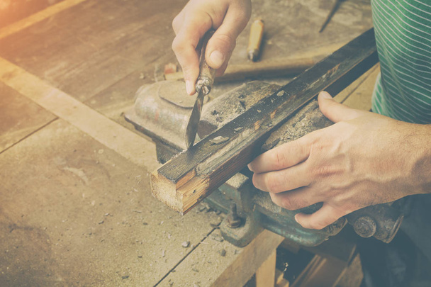 Carpenter while working at workshop.  - Foto, Bild