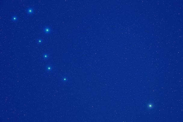 heldere sterren schijnen in de nachtelijke hemel, concept ruimte  - Foto, afbeelding