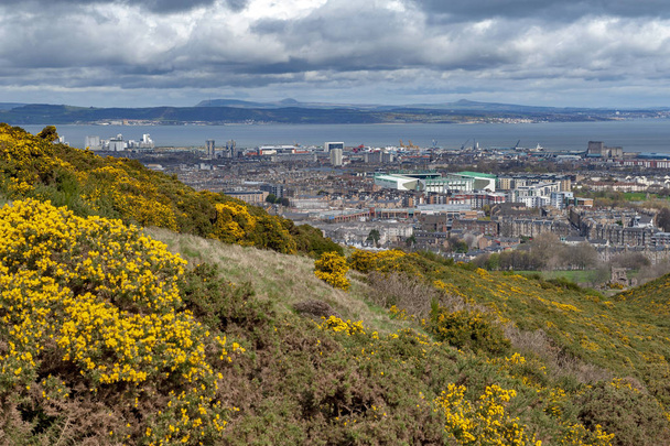 Άποψη της πόλης Εδιμβούργο προς την παραλιακή περιοχή της Βόρειας Θάλασσας από Arthur κάθισμα, το υψηλότερο σημείο στο Εδιμβούργο βρίσκεται στο Holyrood Park, στη Σκωτία, Ηνωμένο Βασίλειο - Φωτογραφία, εικόνα