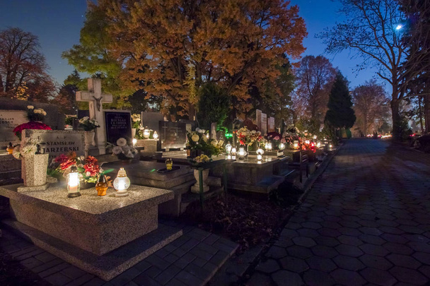 Kynttilät palavat hautausmaalla Pyhäinpäivän aikana
. - Valokuva, kuva