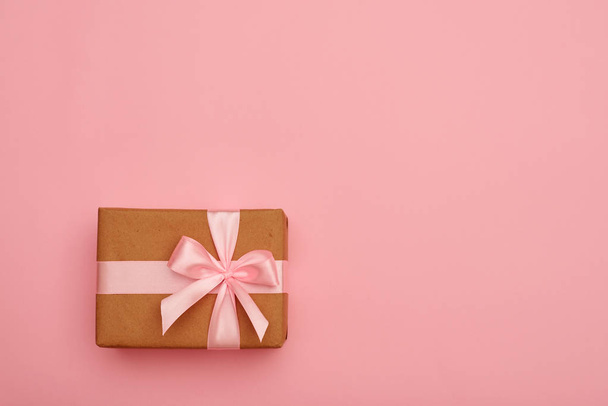 Present box with pink bow - Foto, Bild