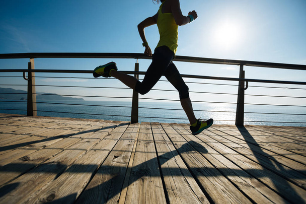 sportovní fitness mladá žena běží na pobřeží - Fotografie, Obrázek