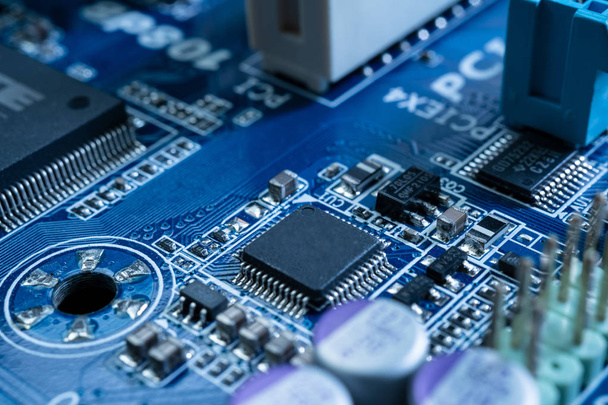 Circuitos eletrônicos no conceito de tecnologia futurista. Computador de placa-mãe em fundo azul. Dados digitais do microchip
 - Foto, Imagem