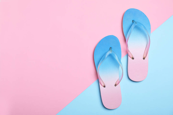 Stylish beach flip-flops on color background, top view - Zdjęcie, obraz
