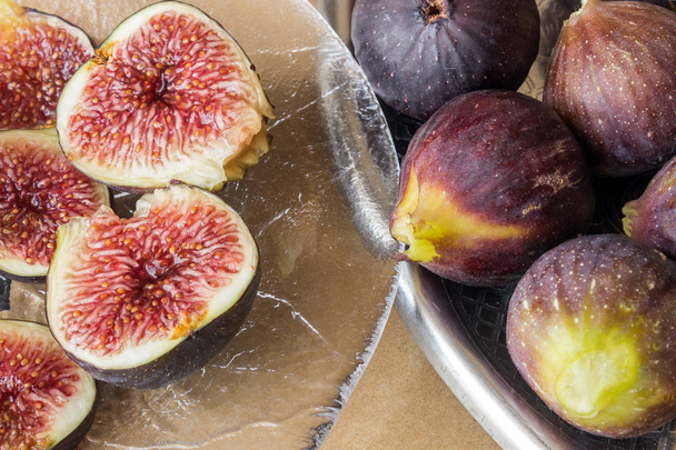 Fresh ripe figs on a silver platter. Concept-  healthy diet, vegetarianism, Mediterranean diet. - Foto, afbeelding