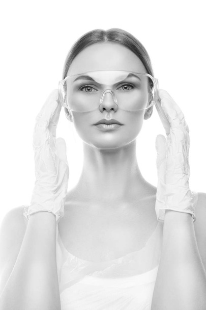Doğal makyaj göz-kalkan ve cerrahi eldiven olan kadın portresi - Fotoğraf, Görsel