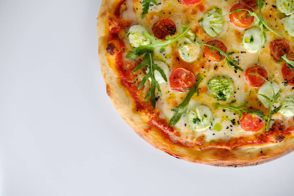 Pizza with tomatoes and arugula and mozzarella - Фото, изображение