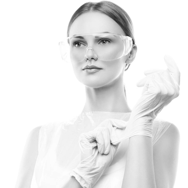 目盾と手術用手袋で自然なメイクで若い女性の肖像画 - 写真・画像