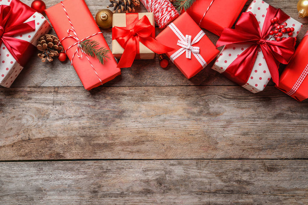 Kaunis koostumus lahjapakkauksilla ja joulukoristeilla puisella taustalla, ylhäältä
 - Valokuva, kuva