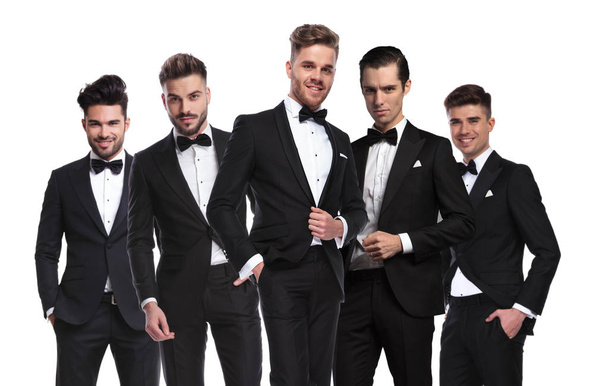 portret grupy pięciu eleganckich mężczyzn w tuxedoes stojąc na białym tle, w pozie zespołu - Zdjęcie, obraz