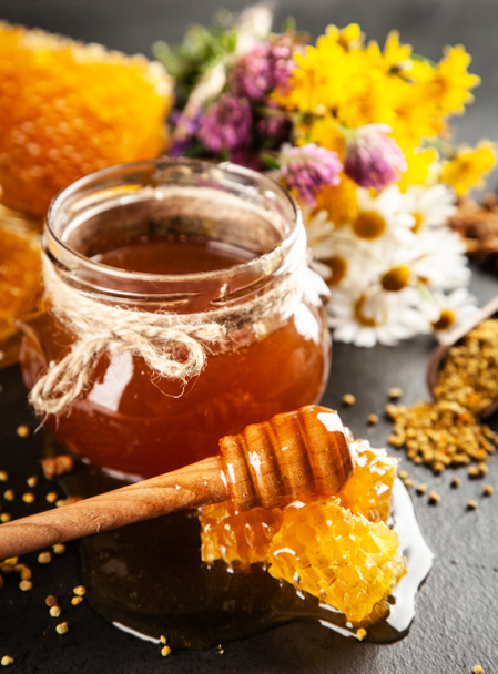 Honiggläser und Löffel - Foto, Bild