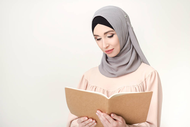 Iszlám nő könyvével hidzsáb - Fotó, kép