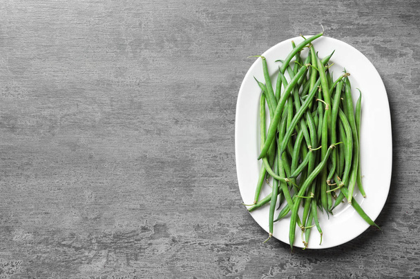 Plate with fresh green French beans on table, top view - Φωτογραφία, εικόνα
