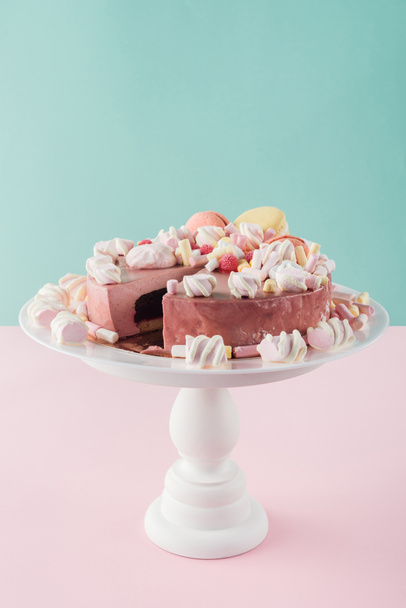 pastel dulce con malvaviscos y macarrones en soporte de pastel
 - Foto, Imagen