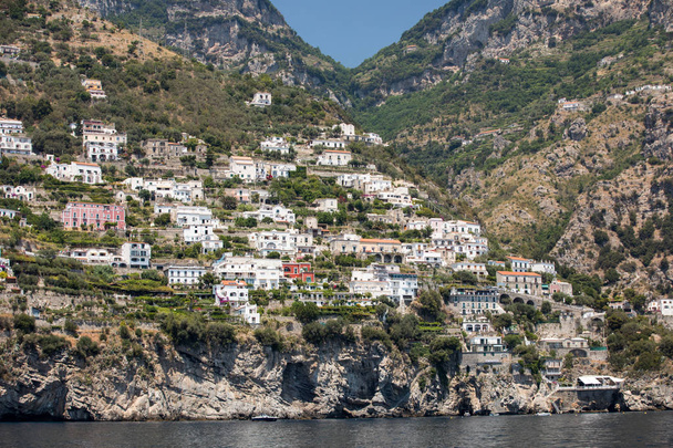 Exkluzivní vily a apartmány na skalnatém pobřeží Amalfi. Kampánie. Itálie - Fotografie, Obrázek