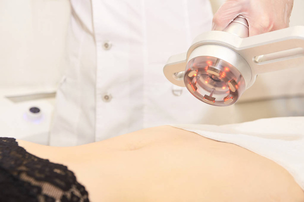 Body cavitation treatment. Ultrasound care to fat reduction. Beauty ultrasonic massage therapy at salon. Anti cellulite. - Fotografie, Obrázek