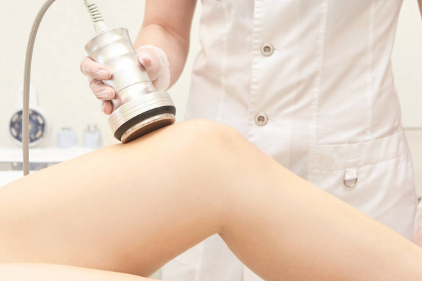 Body cavitation treatment. Ultrasound care to fat reduction. Beauty ultrasonic massage therapy at salon. Anti cellulite. - Foto, Imagen